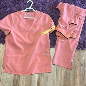 Figs scrub set, size S. peach